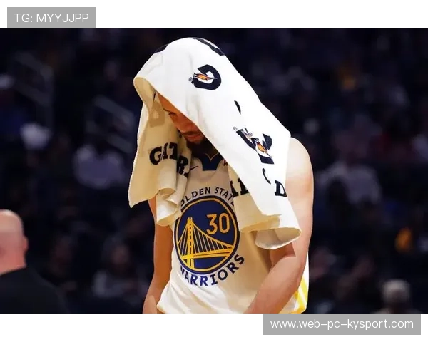 库里变向后撤步三分命中，勇士彻底打散对手防线